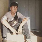 Joueur de guitare depuis 4 ans, de confiance, j’ai 16 ans, j’habite à poissy, connaissance musicale, bonne technique d’apprentissage